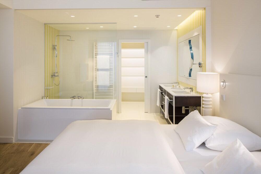 Falkensteiner Hotel & Spa Jesolo Luaran gambar A bathroom at the Mandarin Oriental, Munich